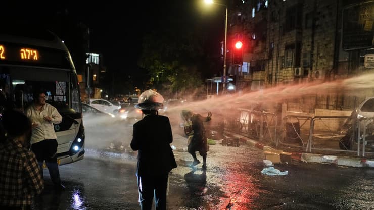 מכת"זית בהפגנה בירושלים (צילום: AP Photo/Leo Correa) עימות בין חרדים לשוטרים בשכונת מאה שערים