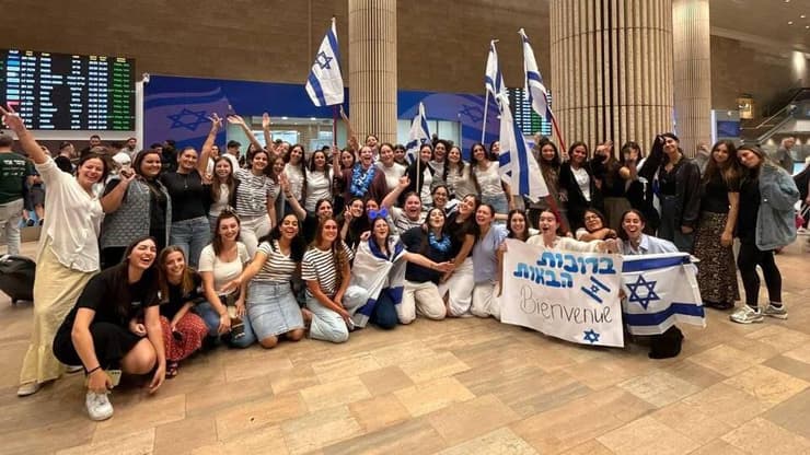 תמונה קבוצתית בנתב"ג תמונה קבוצתית בנתב"ג