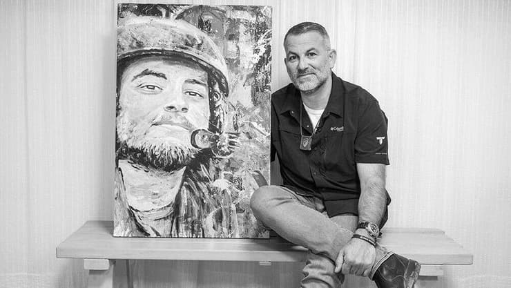 יניב הרוש עם תמונת בנו 