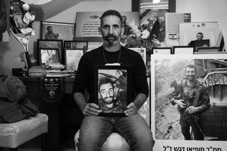 חאלד דגש עם תמונת בנו, סמ"ר סופיאן ז"ל. "בשיחת הטלפון האחרונה, יומיים לפני שנפל, הוא דיבר איתי על העתיד שלו"    