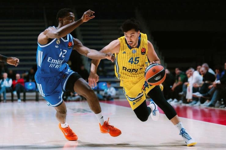 זכה למחמאות אחרי שלשת ניצחון אדירה והופעה נהדרת. בלאט (צילום: Djordje Kostic) שחקן מכבי ת"א תמיר בלאט מול שחקן ריאל מדריד תאו מאלדון