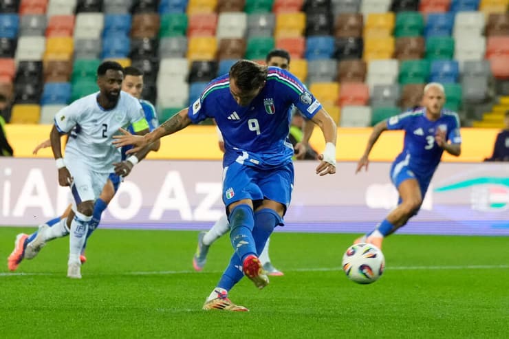 שחקן נבחרת איטליה מתאו רטגי כובש בפנדל מול נבחרת ישראל