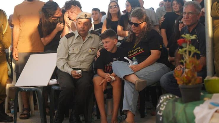 אלה חיימי בהלווייתו של בעלה, טל. "לא דמיינתי שאלד ואגדל תינוק בלעדיך" (צילום: דנה רעני) טל חיימי ז"ל מובא למנוחות