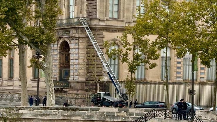 הסולם ששימש את הגנבים לשוד בלובר. מומחים מעריכים שמדובר בעבודה חובבנית יחסית (צילום: AP Photo/Alexander Turnbull) הסולם ששימש את הגנבים לשוד התכשיטים מהלובר