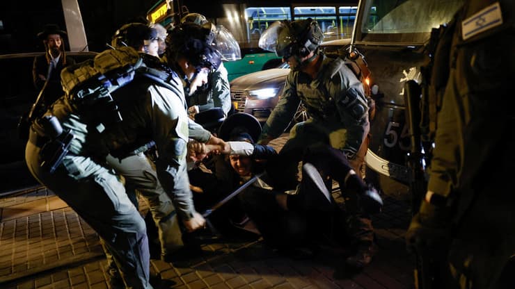 צילום: REUTERS/Ammar Awad עימות בין חרדים לשוטרים בשכונת מאה שערים