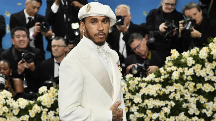 לואיס המילטון בעיצוב של גרייס ויילס בונר בגאלה של המטרופוליטן, 2025