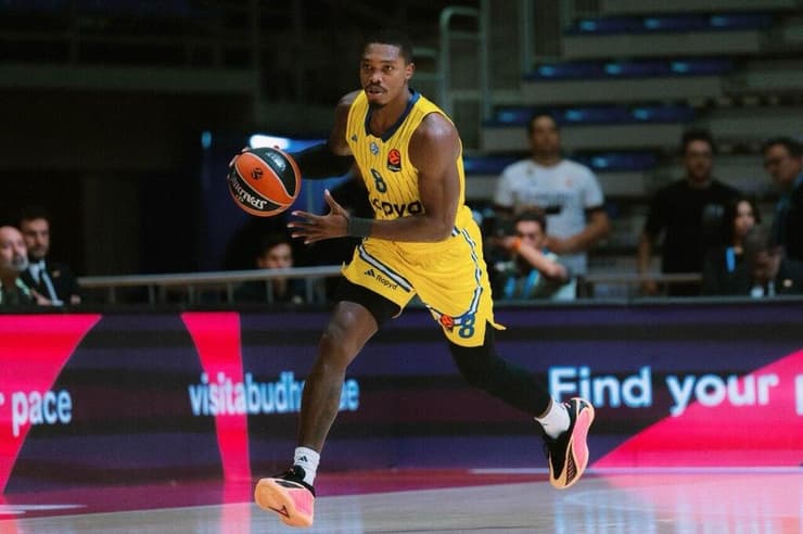 שחקן מכבי ת"א לוני ווקר