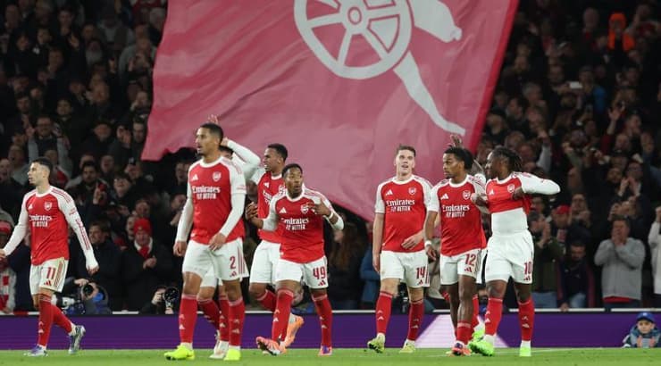 שחקני ארסנל חוגגים (IMAGO) שחקני ארסנל חוגגים