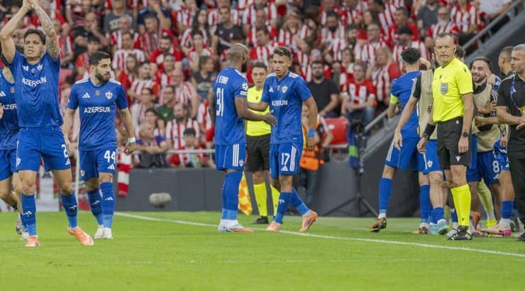 שחקני קרבאח חוגגים עם לאנדרו אנדרדה