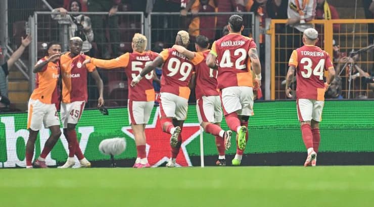 שחקני גלאטסראיי חוגגים