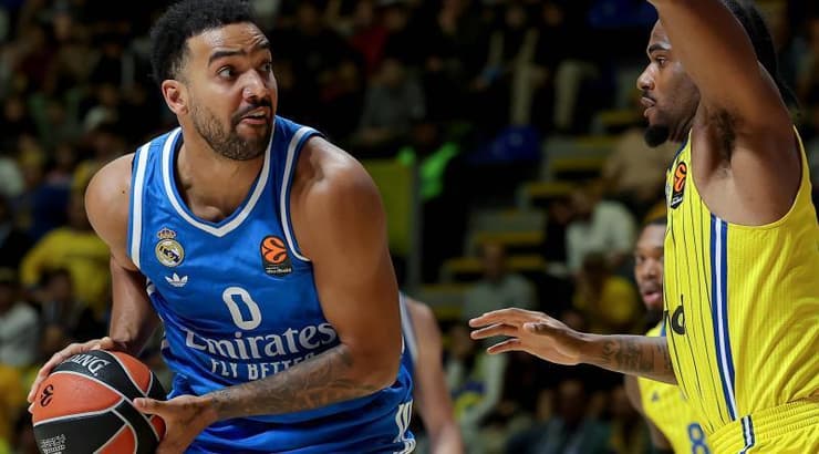 אושיי בריסט שומר על טריי ליילס