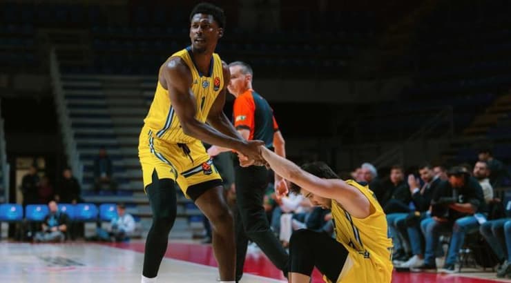 ג'יילן הורד מושיט יד לתמיר בלאט במפגן חברות