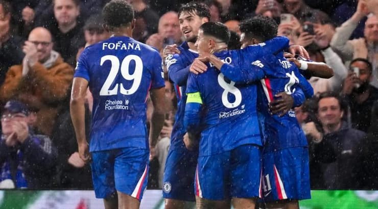 שחקני צ'לסי חוגגים את היתרון של גיו (IMAGO) שחקני צ'לסי חוגגים את היתרון של גיו