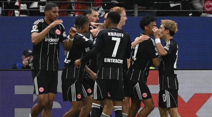 שחקני פרנקפורט חוגגים