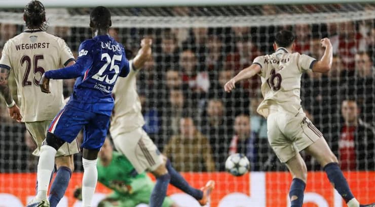 הכדור של קאייסדו בדרך לרשת (IMAGO) הכדור של קאייסדו בדרך לרשת