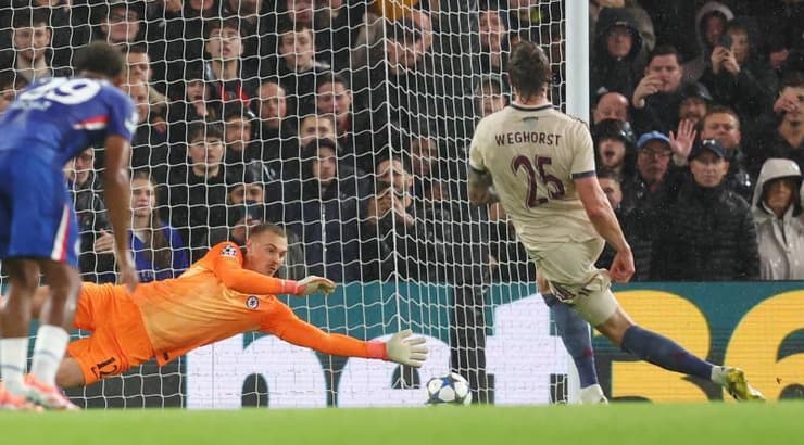 ואוט וחהורסט בועט מהנקודה הלבנה, יורגנסן לא היה רחוק (IMAGO) ואוט וחהורסט בועט מהנקודה הלבנה, יורגנסן לא היה רחוק