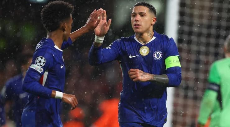 אנצו פרננדס ואסטבאו חוגגים את השלישי (IMAGO) אנצו פרננדס ואסטבאו חוגגים את השלישי