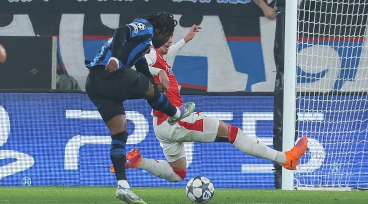 אדמולה לוקמן בועט לשער (IMAGO) אדמולה לוקמן בועט לשער