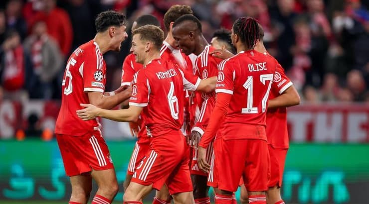 ניקולס ג'קסון ושחקני באיירן מינכן חוגגים את הרביעי (IMAGO) ניקולס ג'קסון ושחקני באיירן מינכן חוגגים את הרביעי