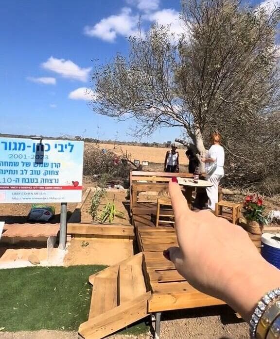 יוסי מקים את הגינה בפינת ההנצחה לליבי   