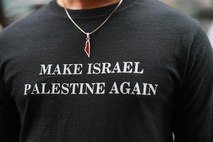 מפגין בניו יורק עם חולצה הנושאת קריאה להקמת פלסטין במקום ישראל בכל שטחי הארץ