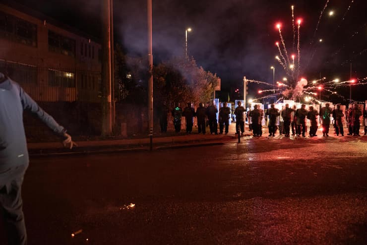 אירלנד הפגנות מחוץ למלון של מבקשי מקלט ב דבלין