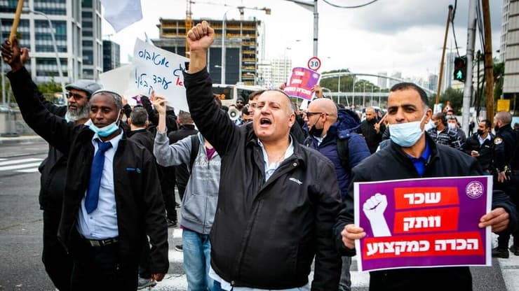 מחאת נהגי האוטובוסים מול בניין הממשלה בתל אביב (צילום: טוהר לב ג'יקובסון ) מחאת נהגי האוטובוסים מול בניין הממשלה בתל אביב