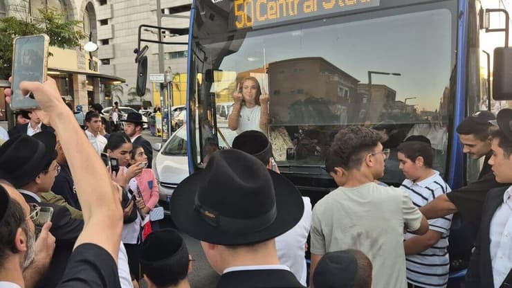 חסימת הכביש בבני ברק (צילום: שילה פריד) חרדים קיצונים מוחים נגד מעצר עריק בן ישיבת "עטרת שלמה"