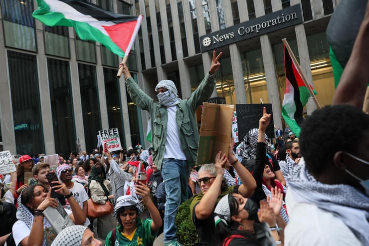 מפגינים פרו-פלסטינים בניו יורק ביום השנה השני למתקפת הטרור של חמאס