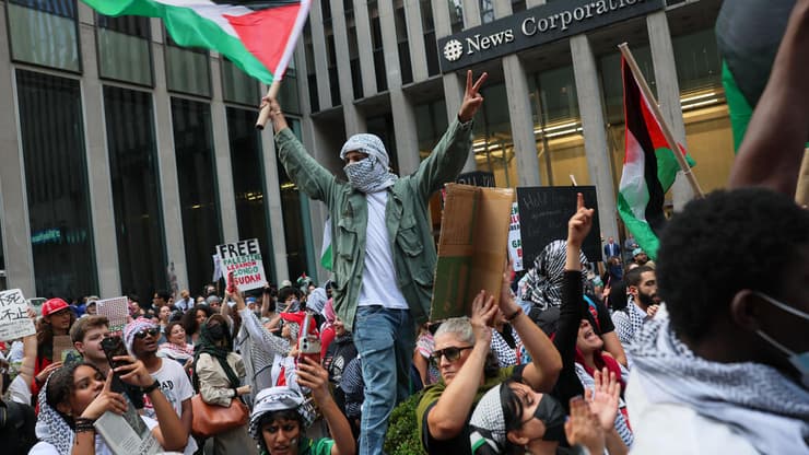 מפגינים פרו-פלסטינים בניו יורק ביום השנה השני למתקפת הטרור של חמאס