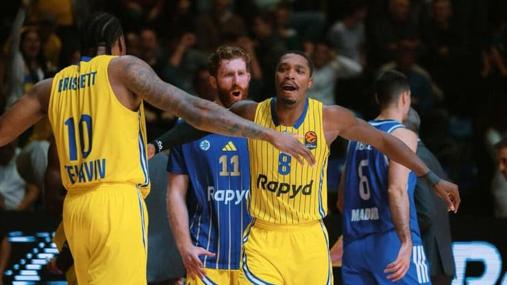 חגיגה בצהוב. ווקר עם בריסט (צילום: Djordje Kostic) ווקר