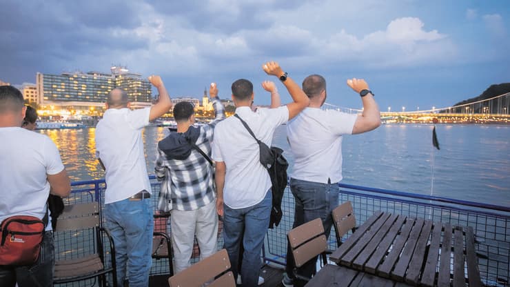 משתתפי המסע בתשליך לנהר. על האבנים הם כתבו את תמצית המטען שביקשו לפרוק (צילום: Mayer András) משתתפי המסע בתשליך לנהר