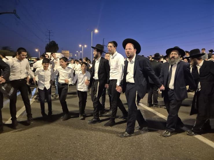 צילום: מיקי שמידט חרדים קיצונים מוחים נגד מעצר עריק בן ישיבת "עטרת שלמה"