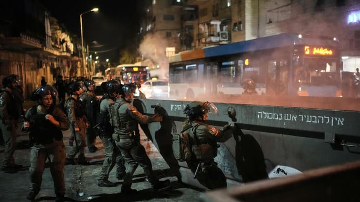 צילום: AP Photo/Leo Correa עימות בין חרדים לשוטרים בשכונת מאה שערים