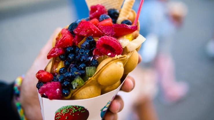 ופל עם גלידה קינוח עתיר סוכר