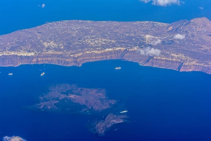 מבט אווירי על האי סנטוריני, עם קלדרה ואיים קטנים יותר ממקור געשי (צילום: M_Makarov/Shutterstock) מבט אווירי על האי סנטוריני, עם קלדרה ואיים קטנים יותר ממקור געשי