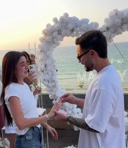 אלי-ה כהן בהצעת נישואים לבת זוגו 