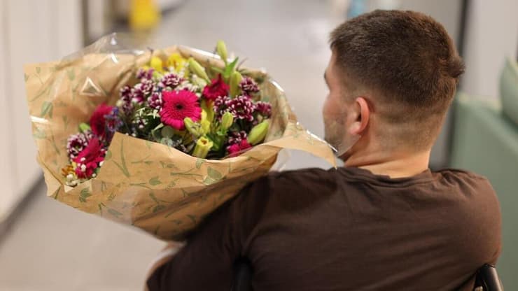 "בת הזוג שלי עמית הייתה לידי והתחילה לבכות מהתרגשות". רס"ן ש' מ"פ בשריון נפצע במלחמה קיבל זר פרחים מהחטוף עמרי מירן (צילום: יריב כץ) רס"ן ש' מ"פ בשריון נפצע במלחמה קיבל זר פרחים מהחטוף עמרי מירן