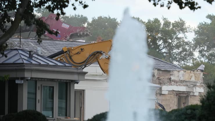 צילום: AP Photo/Jacquelyn Martin עבודות הריסה של האגף המזרחי אגף מזרחי הבית הלבן לצורך הקמת אולם נשפים שבונה שם נשיא ארה"ב טראמפ 22 באוקטובר