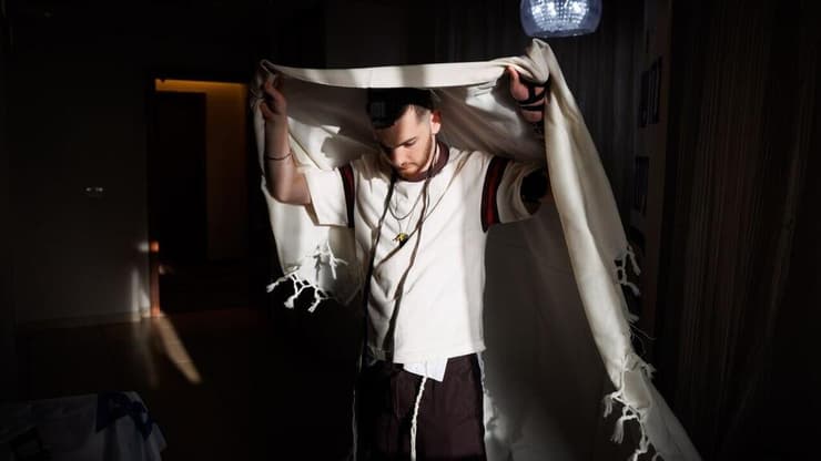 קופרשטיין בתל השומר, לאחר ששוחרר מהשבי (צילום: זיו קורן ) בר קופרשטיין, שורד השבי, בביה"ח תל השומר