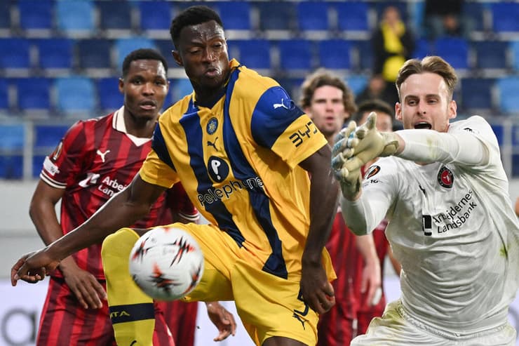 גם בחדר ההלבשה הוא לא מנהיג דגול. קמארה (צילום: Andrej ISAKOVIC / AFP) מכבי ת"א עלי קמארה מיטיולן אליאס אולאפסון