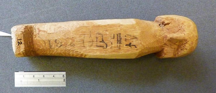 פסלון עץ שאבתי מתבאי העתיקה, שתיארוכו רמז על כך שהתפרצות ת'רה (סנטוריני) התרחשה לפני שהממלכה החדשה נוסדה במצרים העתיקה (צילום: H.J. Bruins, Petrie Museum of Egyptian and Sudanese Archaeology (University College London)) פסלון עץ שאבתי מתבאי העתיקה, שתיארוכו רמז על כך שהתפרצות ת'רה (סנטוריני) התרחשה לפני שהממלכה החדשה נוסדה במצרים העתיקה