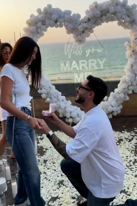 אלי-ה כהן בהצעת נישואים לבת זוגו 