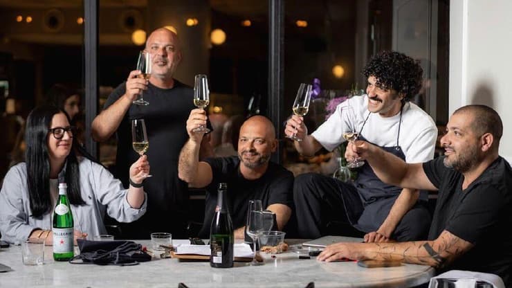 הצוות של מסעדת צ׳אקרה בירושלים (צילום: אסף קרלה) הצוות של מסעדת צ׳אקרה