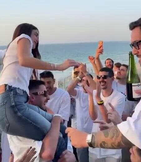 אור לוי באירוע הצעת הנישואים של אלי-ה כהן לבת זוגו 