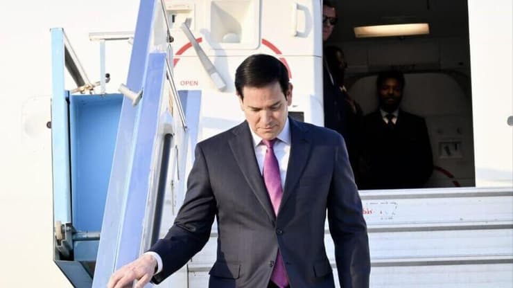 אחרי ואנס: רוביו הגיע לוודא שההסכם של טראמפ מיושם (צילום: David Azagury, U.S. Embassy) מזכיר המדינה האמריקאי מרקו רוביו יוצא מתוך מטוסו לאחר הנחיתה בשדה התעופה בן גוריון