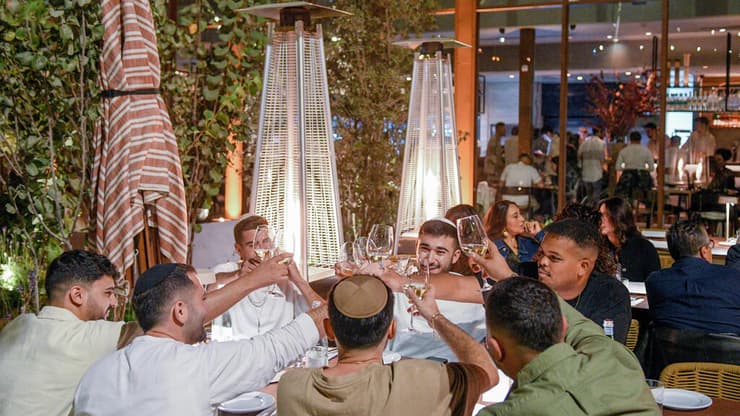 רק נפתחה - וכבר מלאה. מוצא (צילום: רפי קוץ) מסעדת מוצא