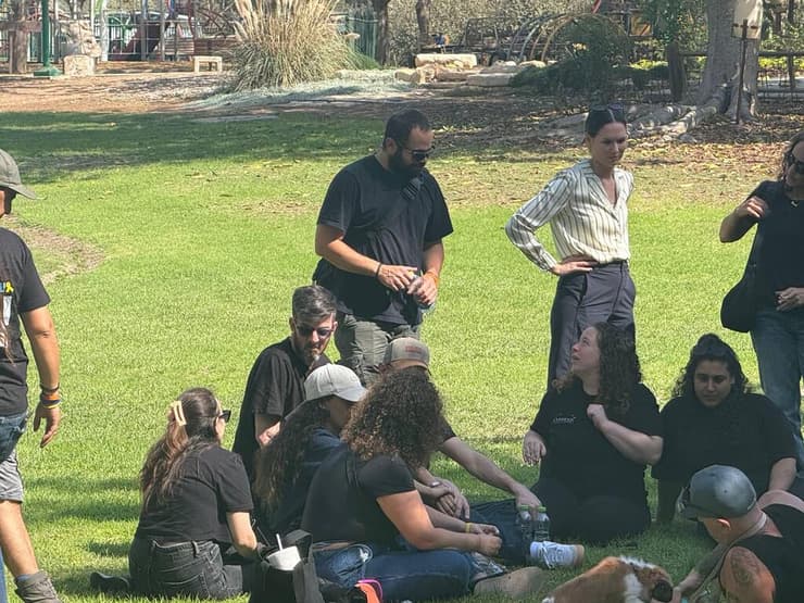 ירדן ביבס ודוד קוניו בטקס ההספדים לתמיר (צילום: רוני גרין שאולוב ) ירדן ביבס ודוד קוניו בטקס הספדים לזכר תמיר אדר