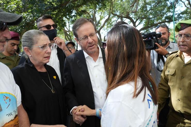 הנשיא הרצוג ורעייתו מיכל מנחמים את יעל, אימו של תמיר (צילום: תומר שונם הלוי ) הנשיא הרצוג ורעייתו מיכל בהלווייה של תמיר אדר, עם אימו יעל