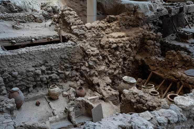 שרידים ארכאולוגיים מתקופת ההתפרצות המינואית (צילום: Francesco Bonino/Shutterstock) שרידים ארכאולוגיים מתקופת ההתפרצות המינואית